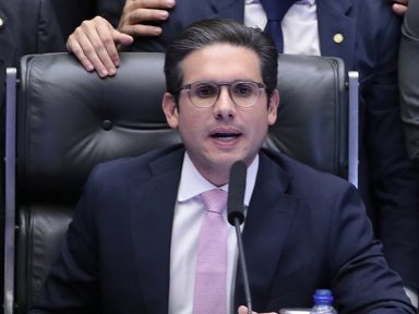 “País não pode sofrer por atitudes de um deputado no exterior”, diz Motta sobre ’03’