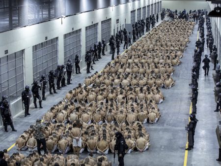 Bukele triplica população carcerária de El Salvador e decreta reeleição infinita