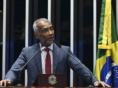Senador Romário não assina pedido contra Moraes e sofre pressão fascista