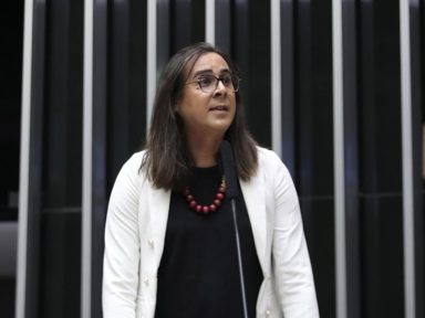 Deputada protocola moção de aplauso a Nikolas por ato que levou Bozo à prisão domiciliar