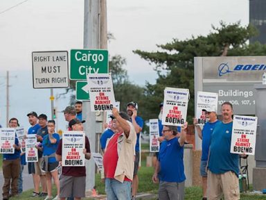 Trabalhadores de fábricas de produção bélica da Boeing fazem greve por salários