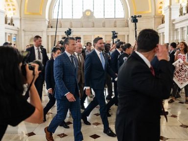 Vice de Trump toma uma tremenda vaia em repúdio à intervenção na capital