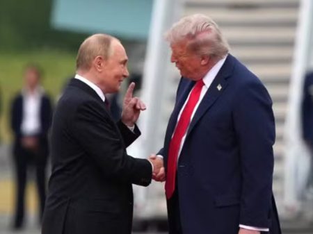Trump teve que mudar “posição alucinada” em relação à Rússia, afirma militar europeu