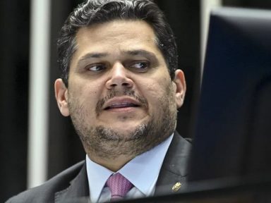 Alcolumbre diz que “nem com 81 assinaturas” pauta impeachment de Moraes