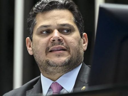 Alcolumbre diz que “nem com 81 assinaturas” pauta impeachment de Moraes