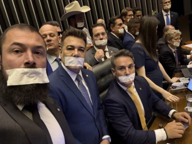 Marionetes de Trump tumultuam Congresso Nacional