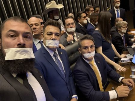 Marionetes de Trump tumultuam Congresso Nacional