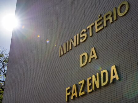 Ministério da Fazenda reduz previsão de crescimento do PIB e culpa os juros