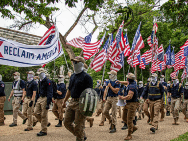Camisas pretas marcham nos EUA em homenagem ao fascista Charlie Kirk