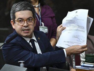 Randolfe exibe documento provando que Paulo Guedes sabia dos desvios no INSS