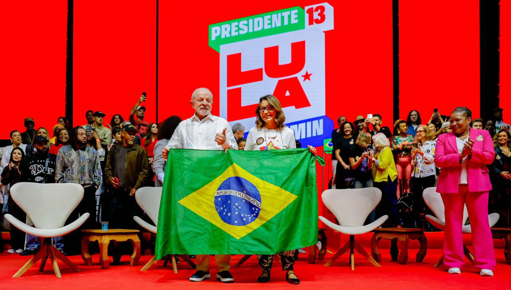 Lula-e-janja-com-a-bandeira.jpg