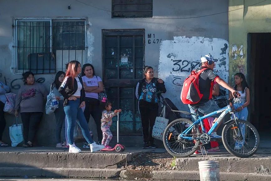 Buenos-Aires-fila-para-retirada-de-alimentos-Foto-Juan-Ignacio-Roncoroni-EFE.jpg